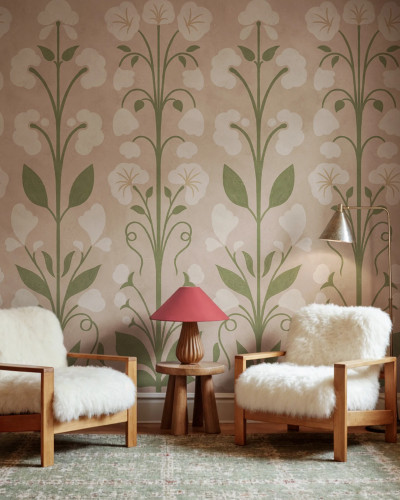 Tapet cu model floral delicat in nuante de roz si verde pe perete