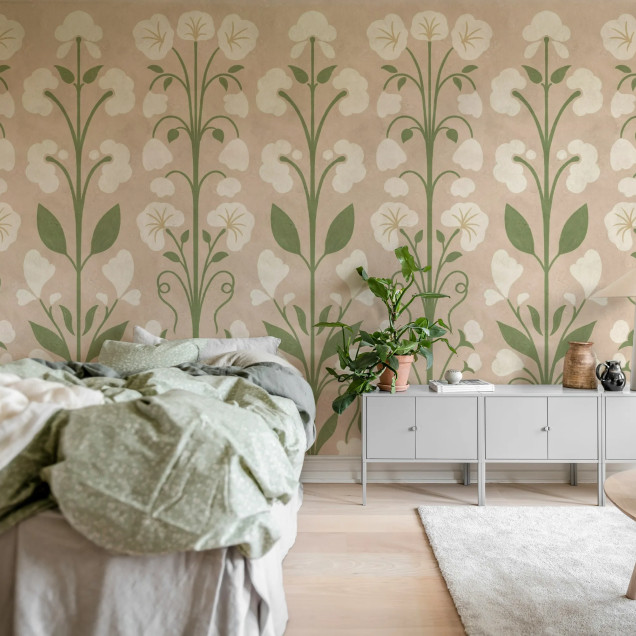 Tapet cu model floral delicat in nuante de roz si verde pe perete
