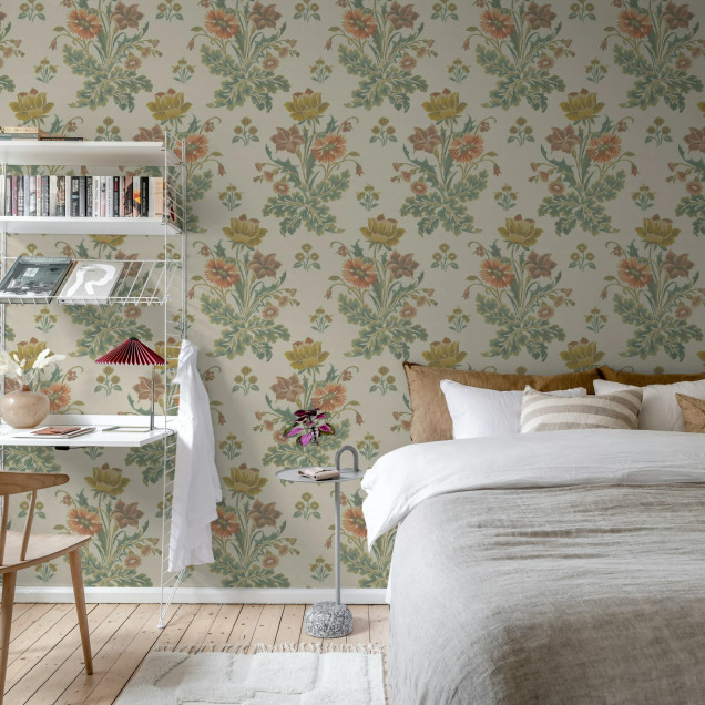 Tapet cu model floral Meadow Bouquet, beige, într-un hol elegant cu scări și un fotoliu
