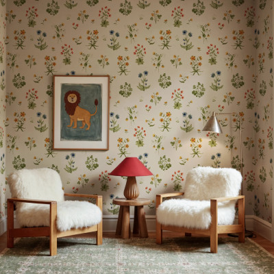 Tapet cu flori mici colorate pe fond bej, într-un living cosy