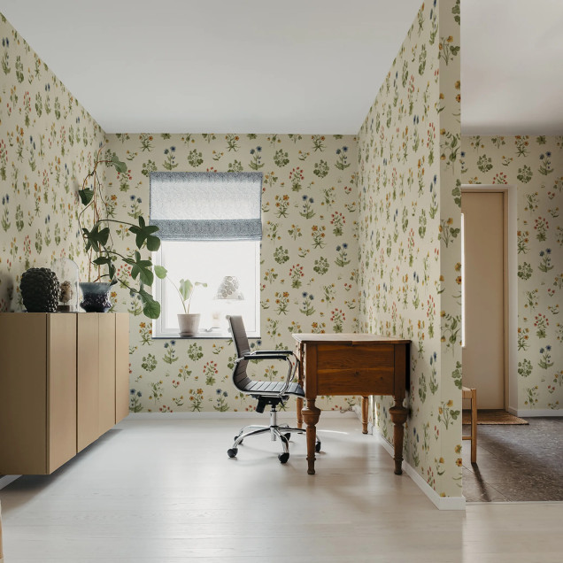 Tapet cu flori mici colorate pe fond bej, într-un living cosy