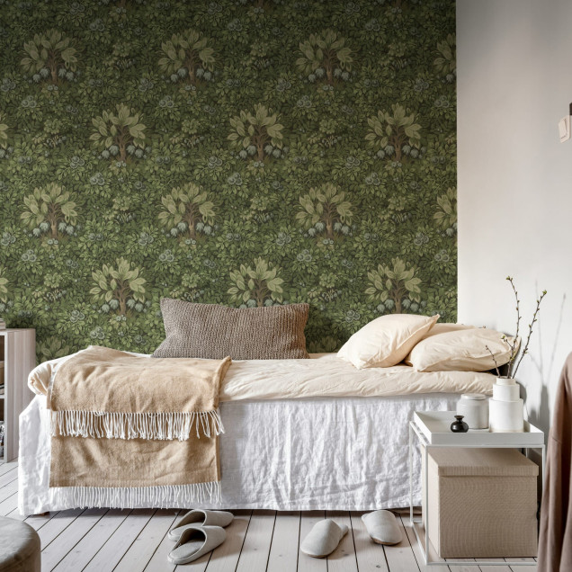 Fototapet cu design de copaci înfloriți și frunziș bogat, în nuanțe de verde, într-un living modern