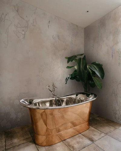 Tapet floral cu magnolii și primule într-un decor interior elegant