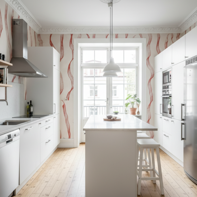 Tapet cu dungi roșii într-un interior modern