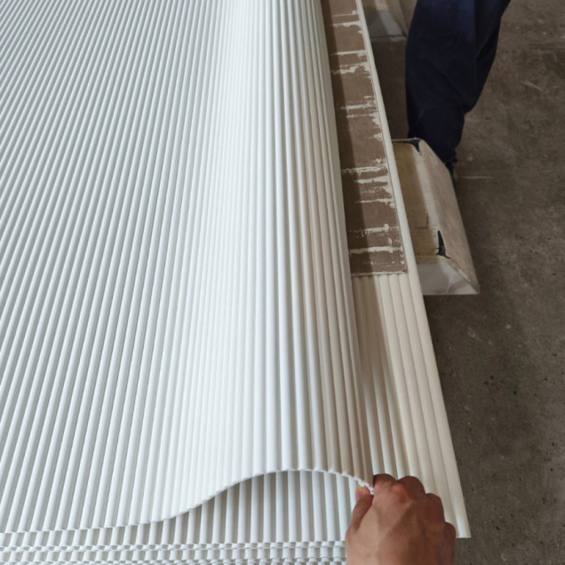 Panou decorativ flexibil canelat din MDF grunduit alb, profil Vento