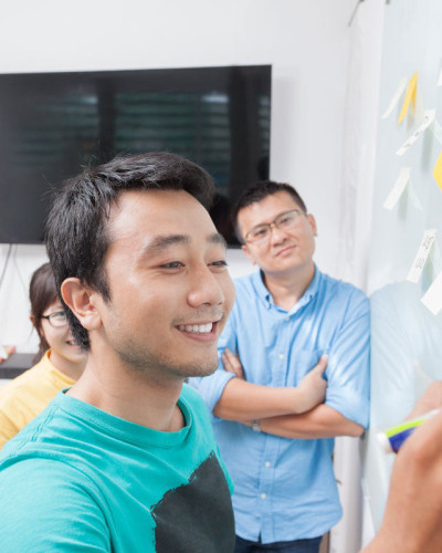 Echipă care lucrează la un perete whiteboard MagWrite Gloss