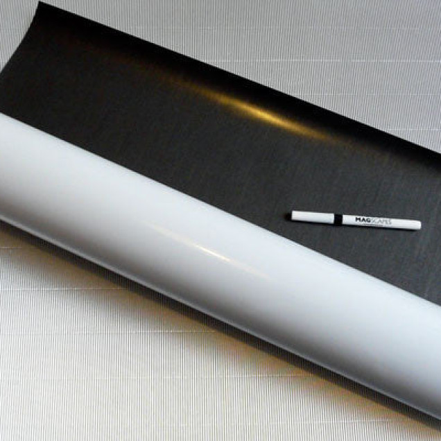 Echipă care lucrează la un perete whiteboard MagWrite Gloss