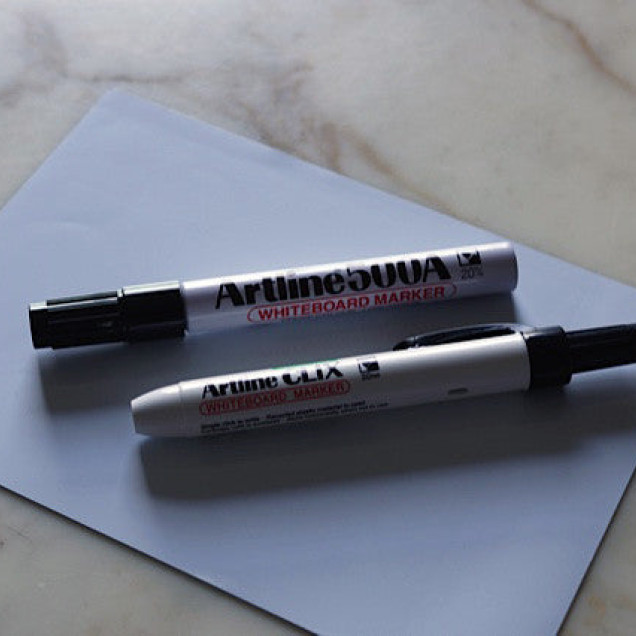 Echipă care lucrează la un perete whiteboard MagWrite Gloss
