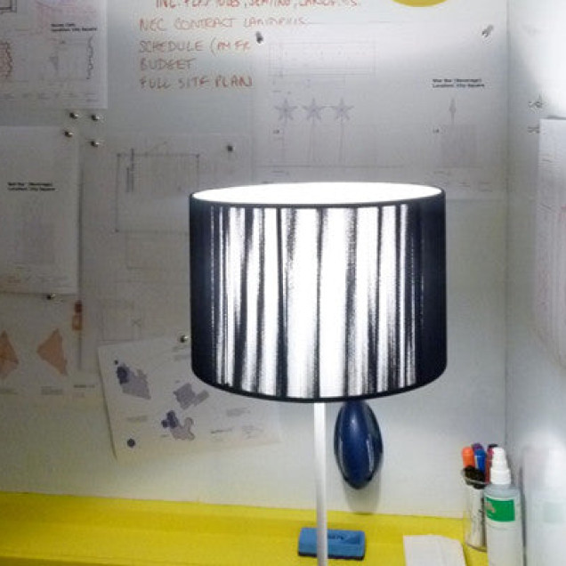 Echipă care lucrează la un perete whiteboard MagWrite Gloss