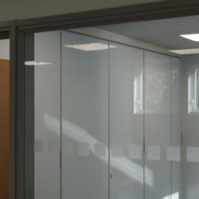 Echipă care lucrează la un perete whiteboard MagWrite Gloss