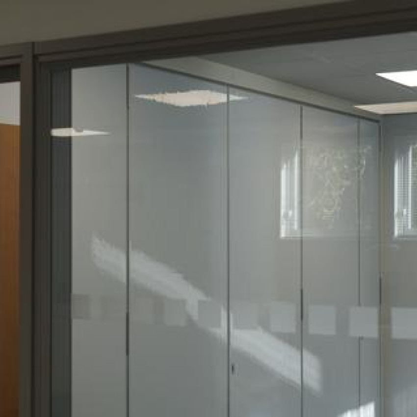 Echipă care lucrează la un perete whiteboard MagWrite Gloss