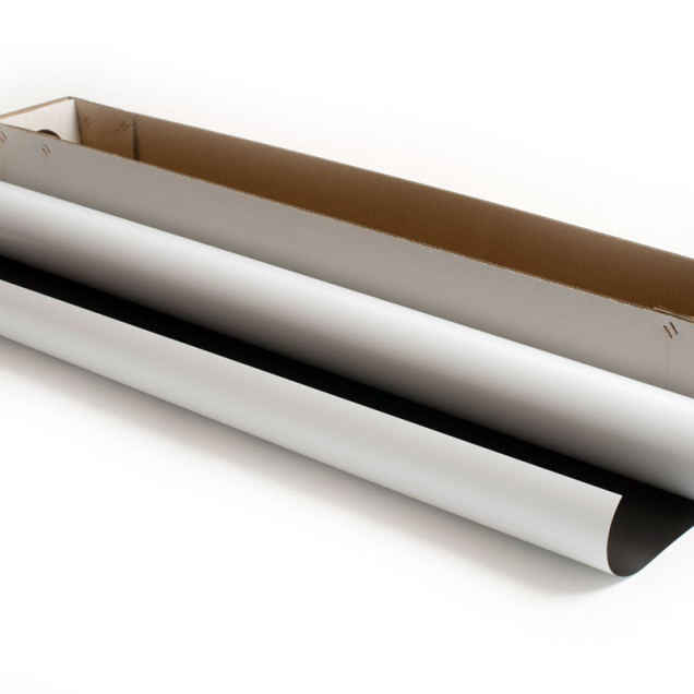 Echipă care lucrează la un perete whiteboard MagWrite Gloss