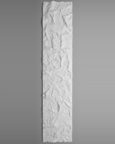 Panou decorativ vopsibil XTW-P002, vedere pe toată înălțimea de 2,9 m, relief cu planuri unghiulare, fațetate, care amintesc de o stâncă spartă