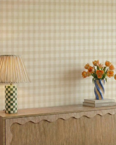 Tapet cu model Gingham discret în nuanță crem, prezentat într-un living amenajat.
