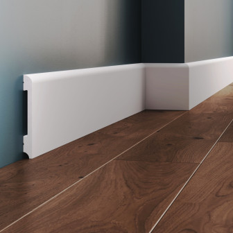 Plintă decorativă din polimer rigid, albă, montată pe perete