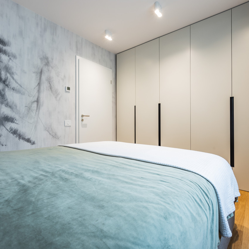 Imagine cu un tapet minimalist cu motive de pini asiatici