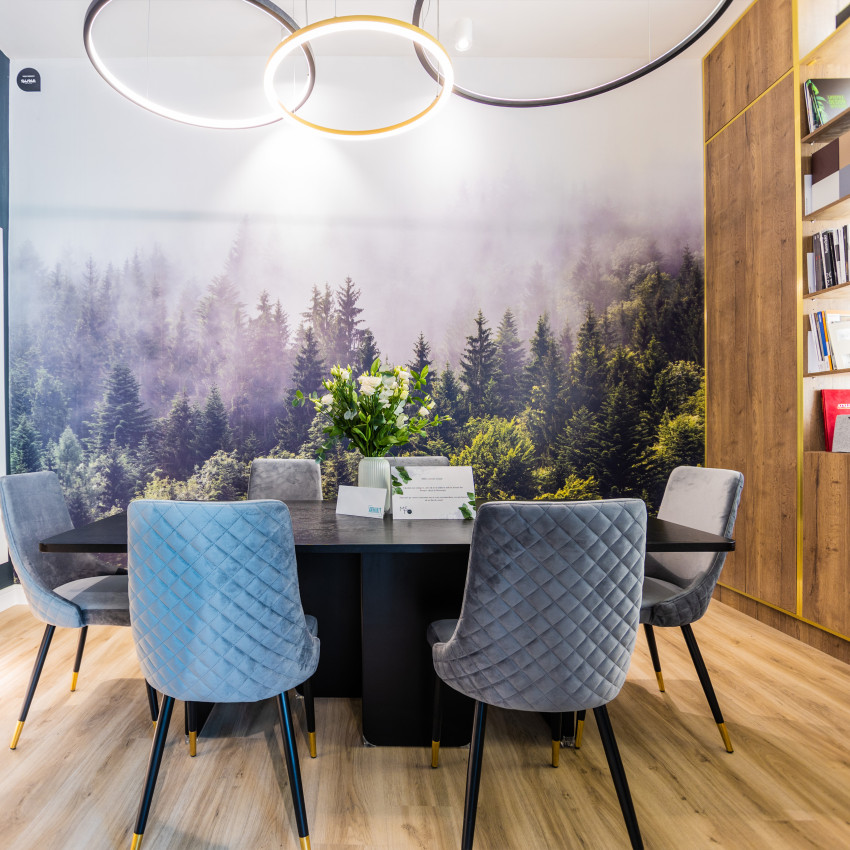 Fototapet cu pădure de brazi în ceață în living modern