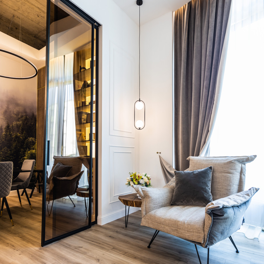 Fototapet cu pădure de brazi în ceață în living modern