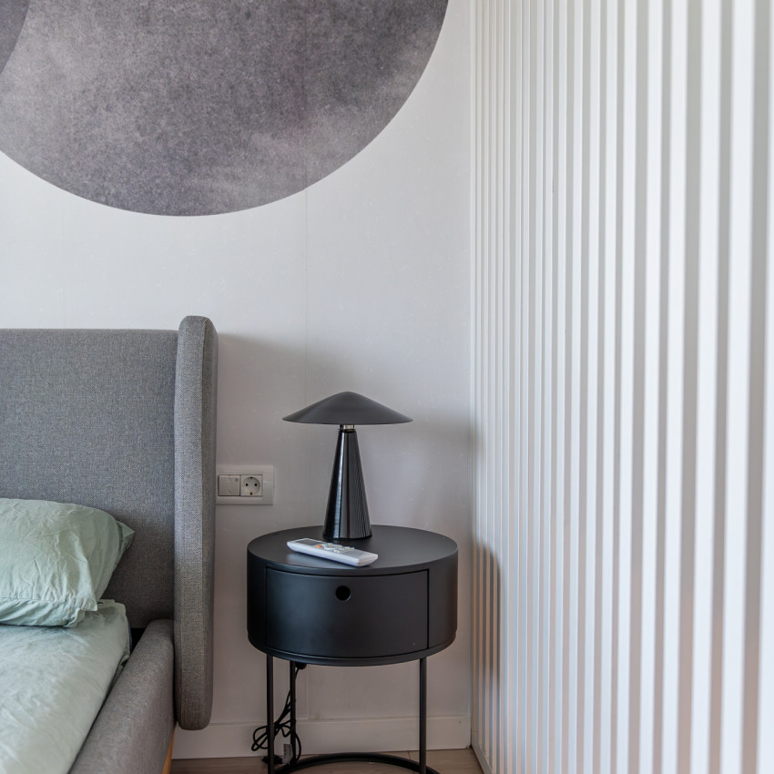 Tapet minimalist cu cercuri suprapuse in gri deschis, perfect pentru decorul modern.