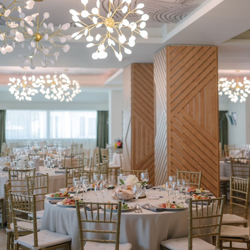 Tapet modern cu linii grafice într-un living elegant