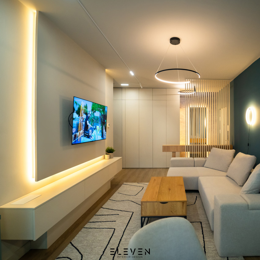 Wallpaper cu un design abstract în nuanțe de albastru și verde, cu linii ondulate care amintesc de valuri. Un decor perfect pentru a crea o atmosferă zen în living.
