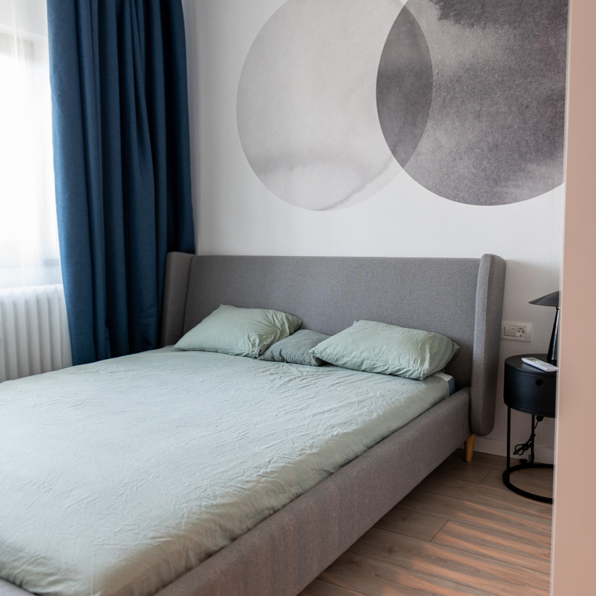 Tapet minimalist cu cercuri suprapuse in gri deschis, perfect pentru decorul modern.