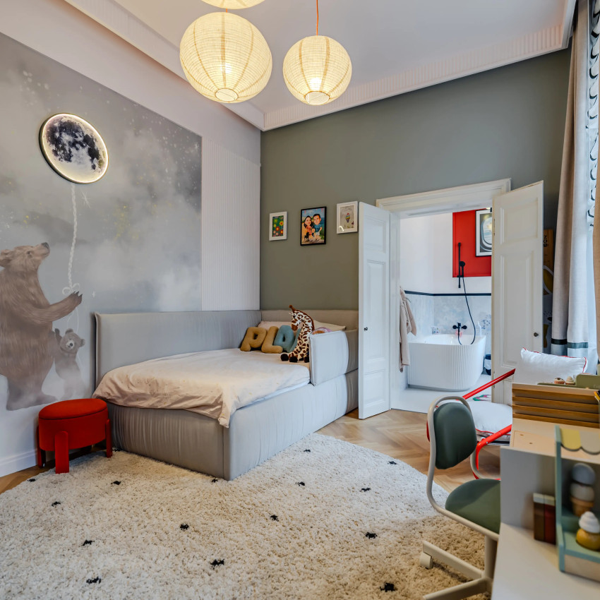 Tapet camera copil cu urs si luna, design pastel, ideal pentru un decor magic