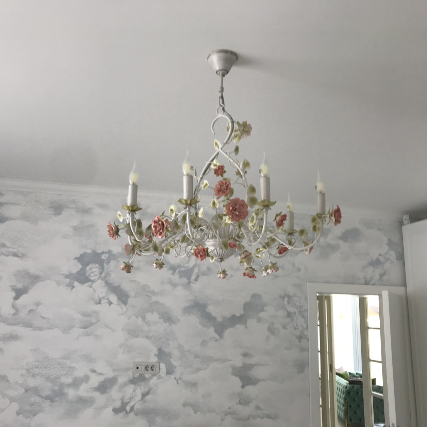 Tapet cu cherubimi in albastru pal, cu un design elegant si delicat.