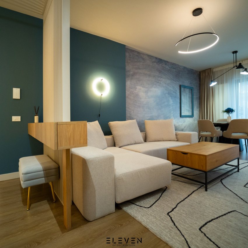 Wallpaper cu un design abstract în nuanțe de albastru și verde, cu linii ondulate care amintesc de valuri. Un decor perfect pentru a crea o atmosferă zen în living.