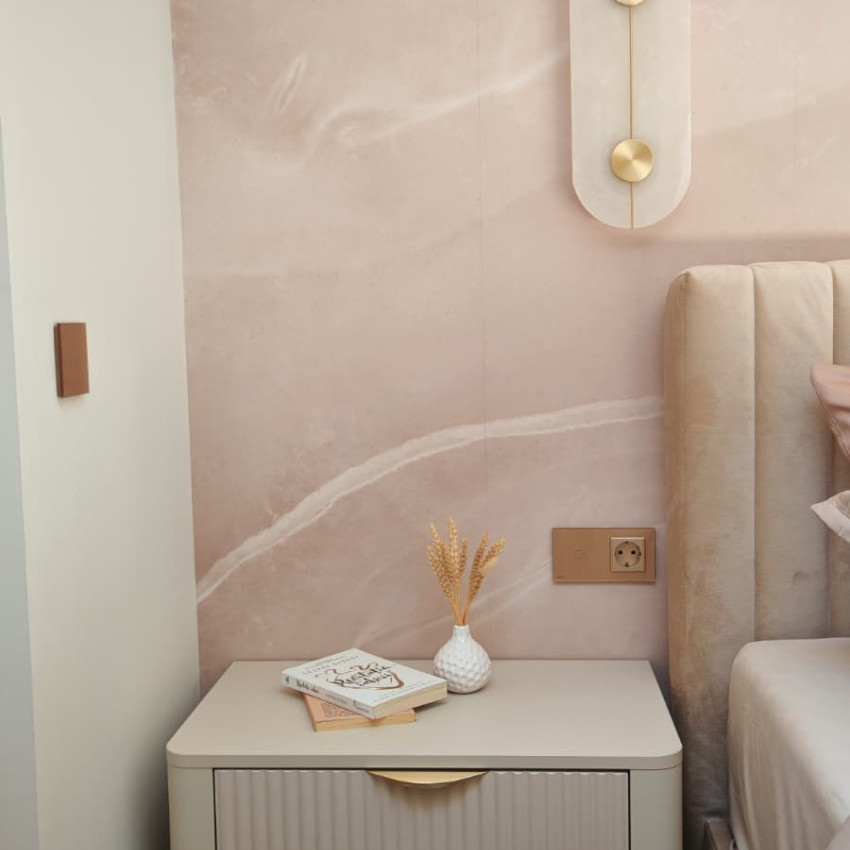 Fototapet cu aspect de marmură blush într-un living modern