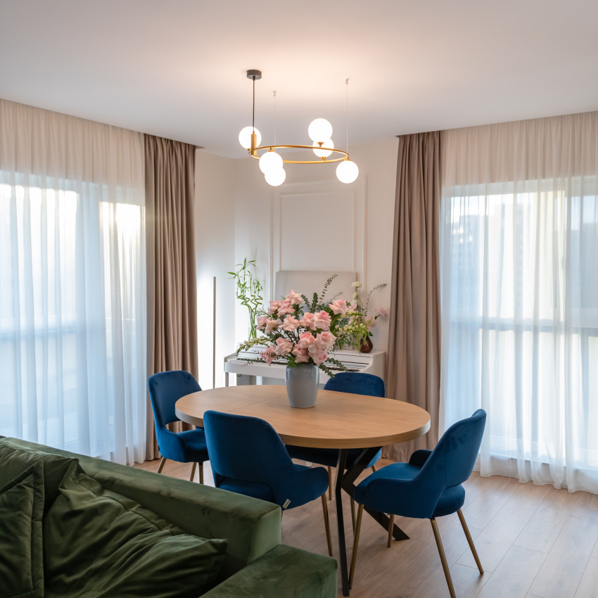 Brau decorativ alb montat pe perete gri