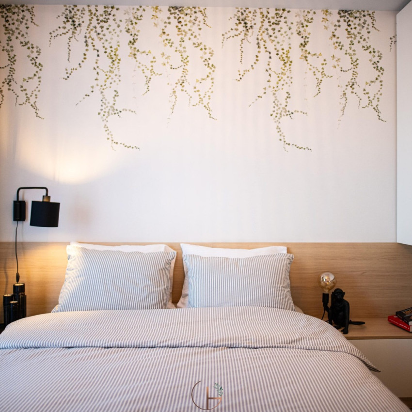 Tapet floral verde cu frunze delicate într-un interior elegant