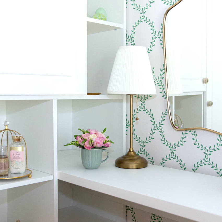 Tapet lavabil Wilma Green, cu un design modern, care prezintă un model rafinat de frunze verzi pe un fundal crem.