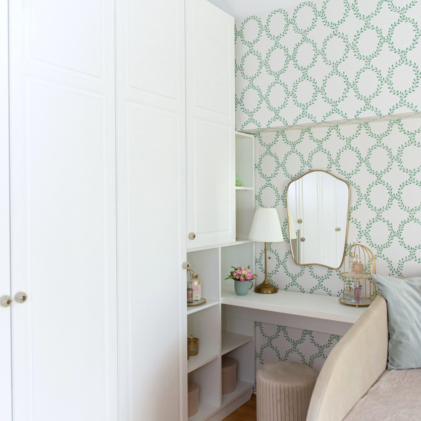 Tapet lavabil Wilma Green, cu un design modern, care prezintă un model rafinat de frunze verzi pe un fundal crem.