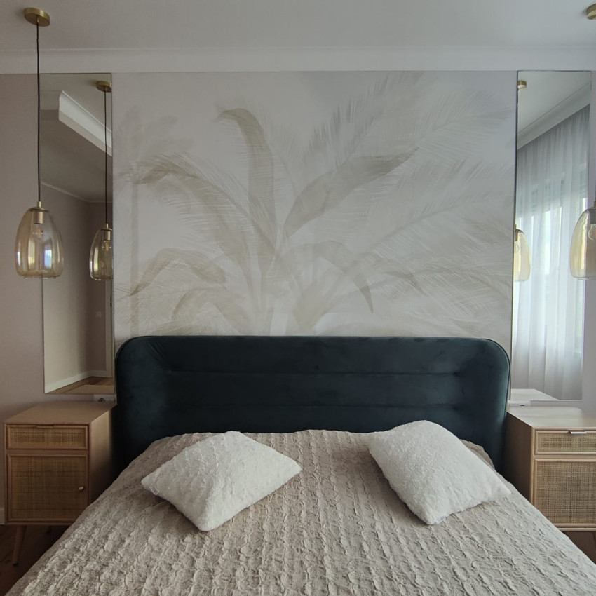 Tapet cu design de palmieri în nuanțe de gri
