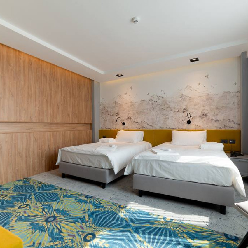 Tapet designeri cu motiv montan in living modern