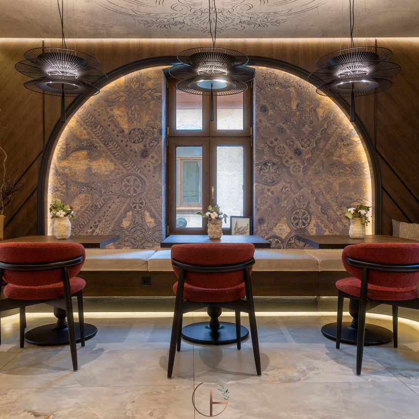 Tapet cu design clasic, decorat cu detalii ornamentale. Se poate utiliza în living, dormitor sau alte camere ale casei.