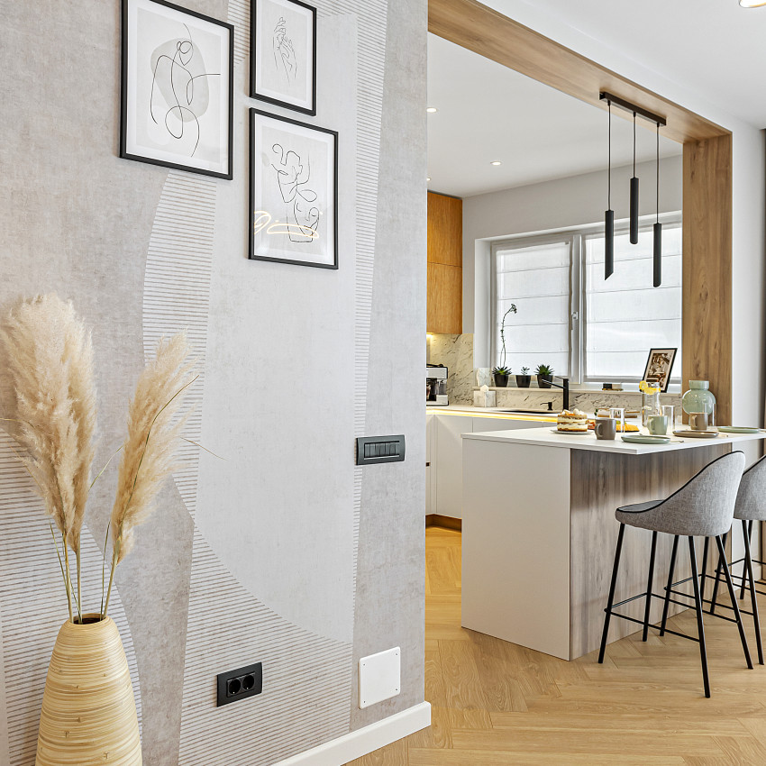 Tapet Ipanema Beach Beige cu design abstract modern într-un living contemporan