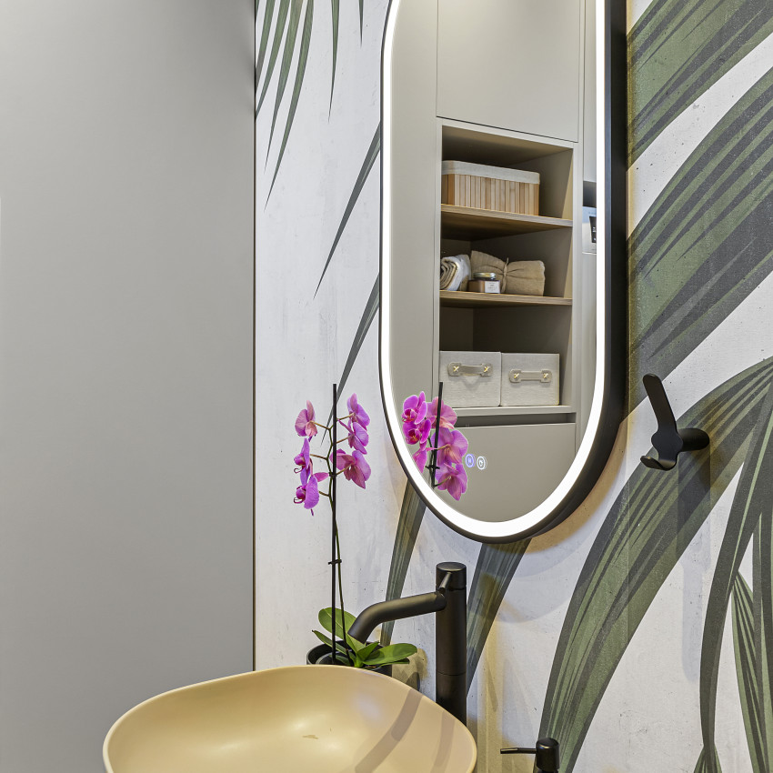 Tapet cu frunze de palmier Gentle Leaves - Imagine cu o baie modernă cu tapetul aplicat pe perete