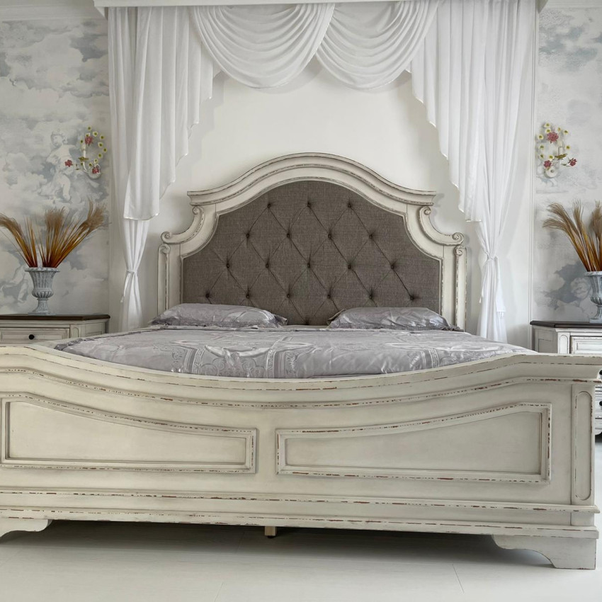 Tapet cu cherubimi in albastru pal, cu un design elegant si delicat.