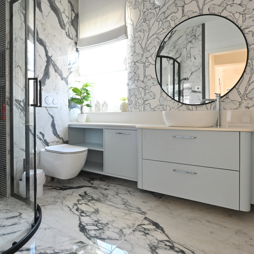 Tapet cu design minimalist cu copaci fini pe un fundal alb