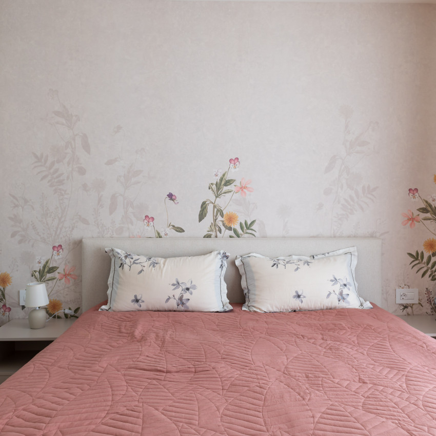 Tapet Stormy Meadow, Sand cu model floral delicat de flori sălbatice pe fond neutru.