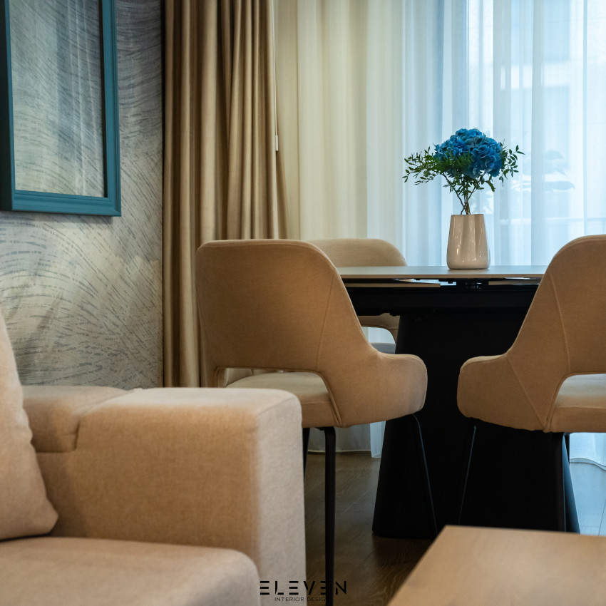 Wallpaper cu un design abstract în nuanțe de albastru și verde, cu linii ondulate care amintesc de valuri. Un decor perfect pentru a crea o atmosferă zen în living.