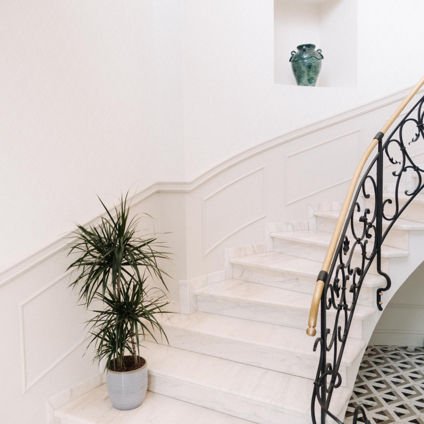 Brau decorativ flexibil alb montat pe perete albastru