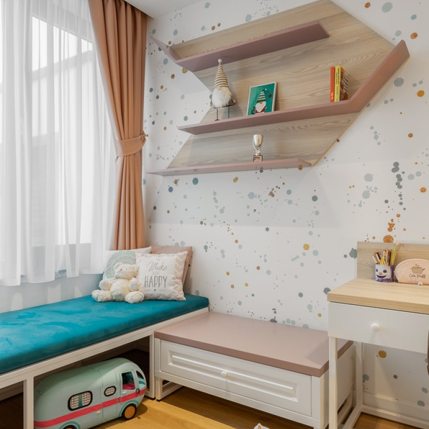 Tapet cu model de stropi de vopsea in nuante de mint, auriu si gri.