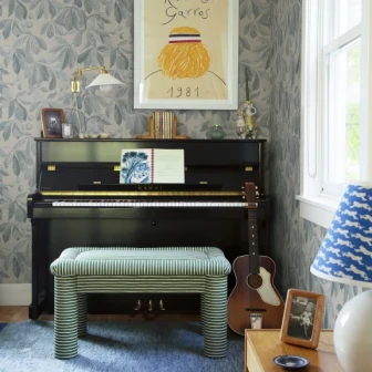 Tapet lavabil cu design modern de frunze de castan, in culori delicate de albastru si gri.
