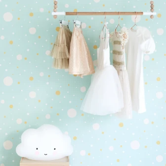 Confetti Turquoise - tapet cu design modern și vesel, perfect pentru a crea un spațiu unic și plin de viață în camera copilului.